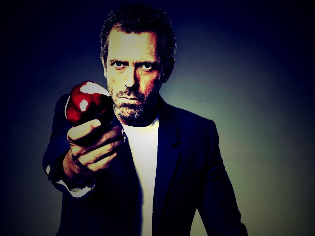 Доктор Хаус с яблоком в руке обои