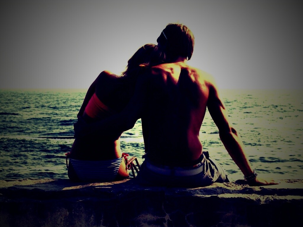 Девушка и парень у моря обои