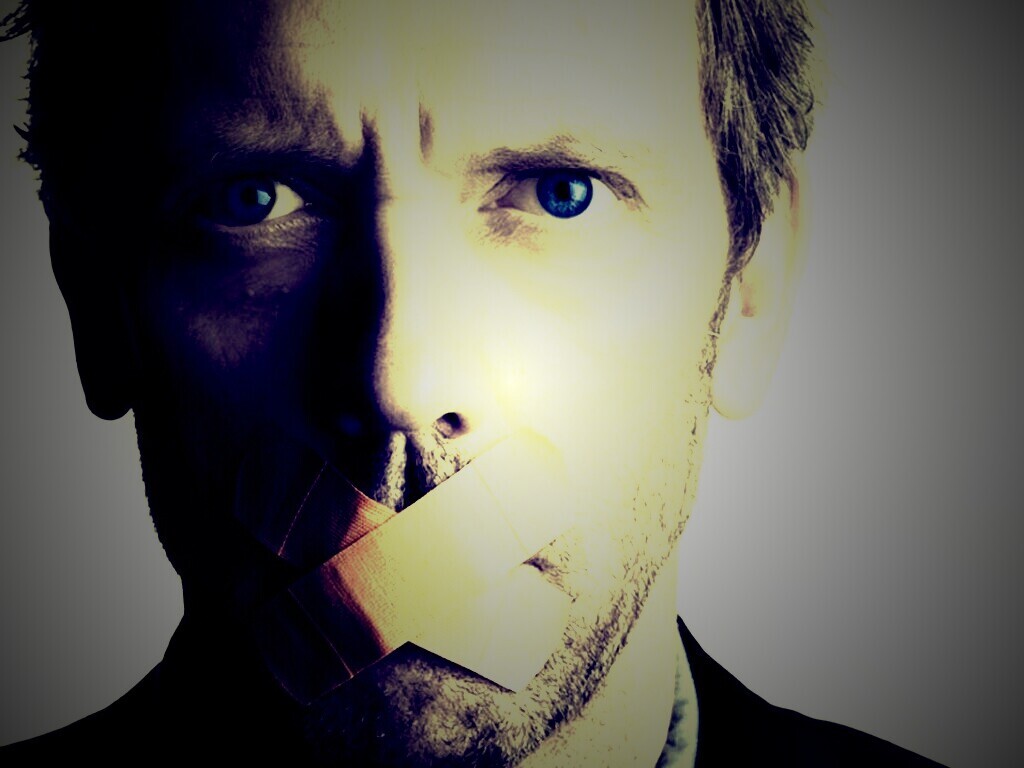 Хаус с пластырем на рту обои