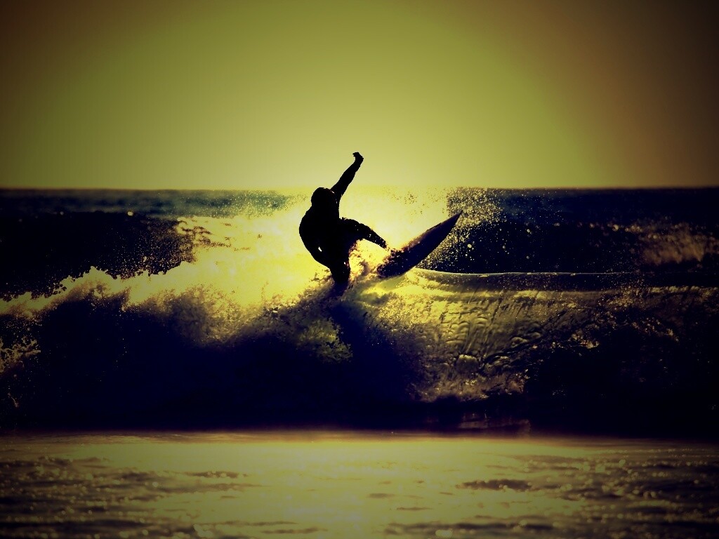 Сёрфер поймал волну обои