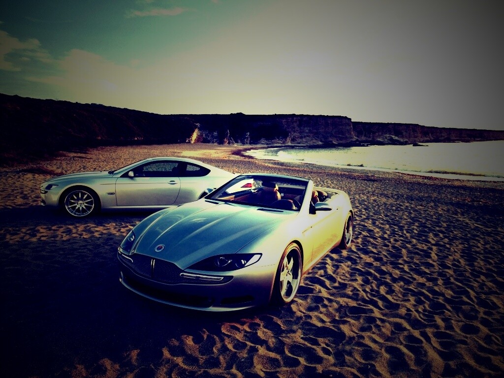 Два спорткара на берегу моря обои