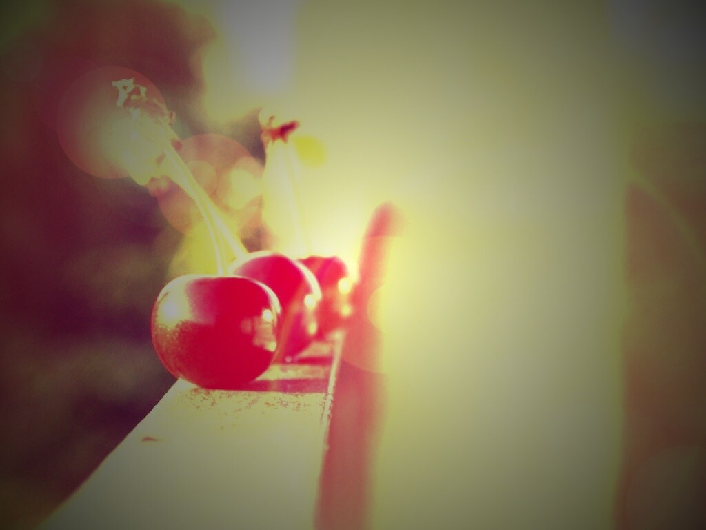 Вишенки на перилах обои