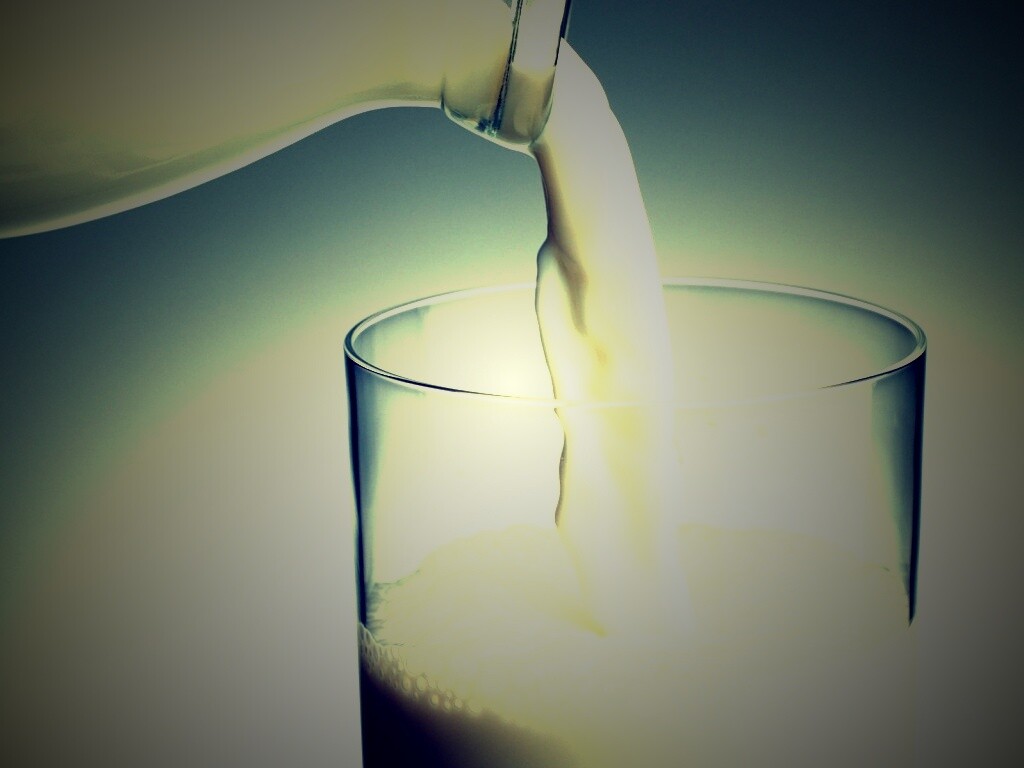 Молоко наливают в стакан обои