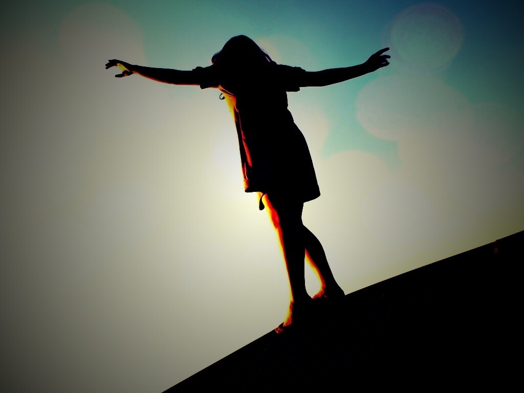 Девушка на крутой крыше обои