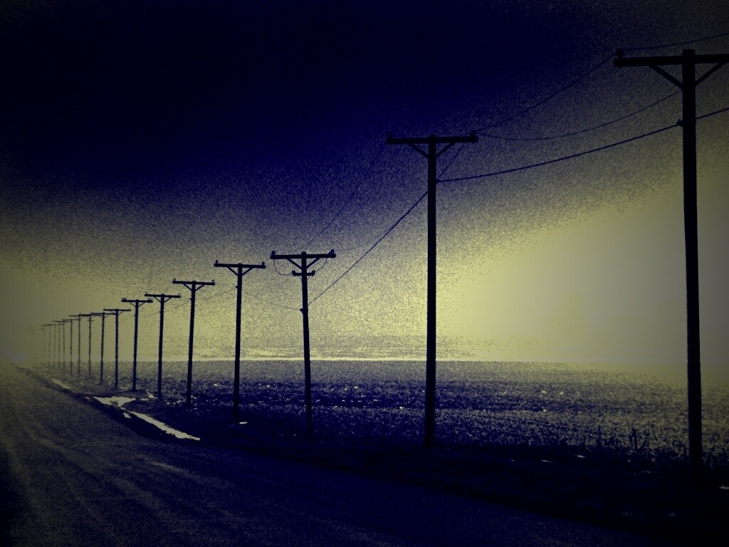 Столбы вдоль дороги обои