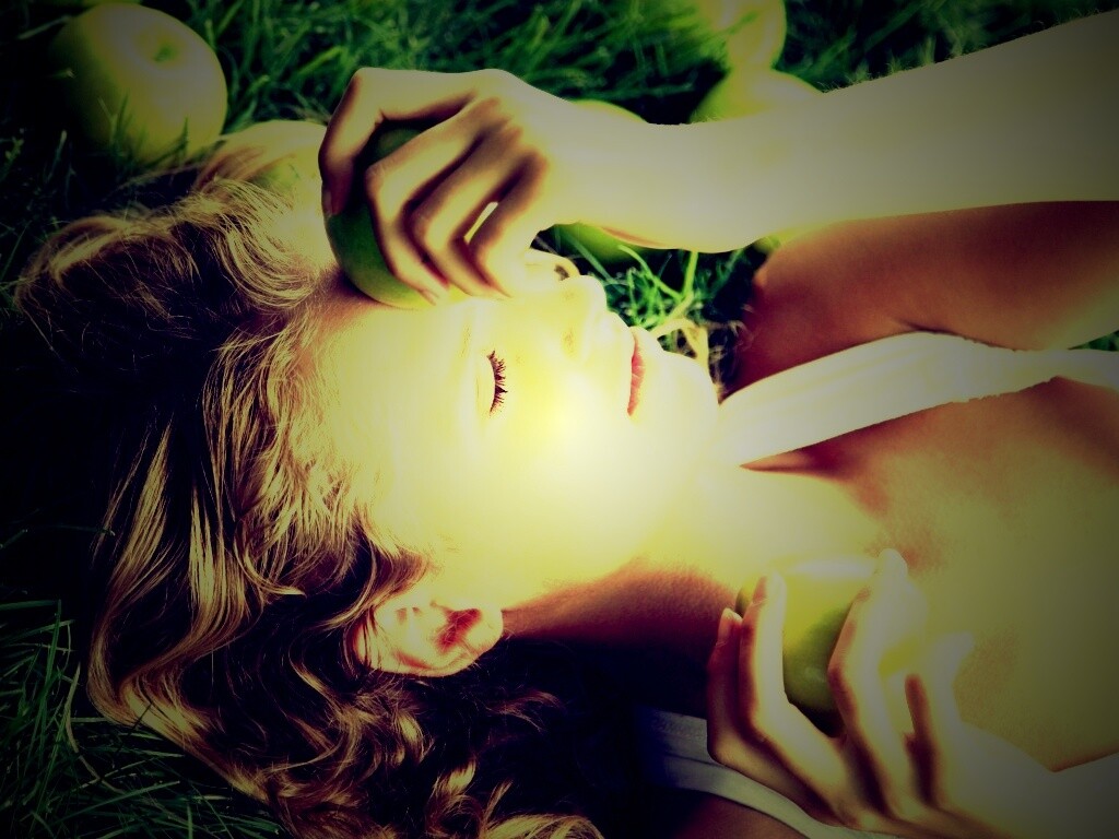 Девушка с яблоками обои