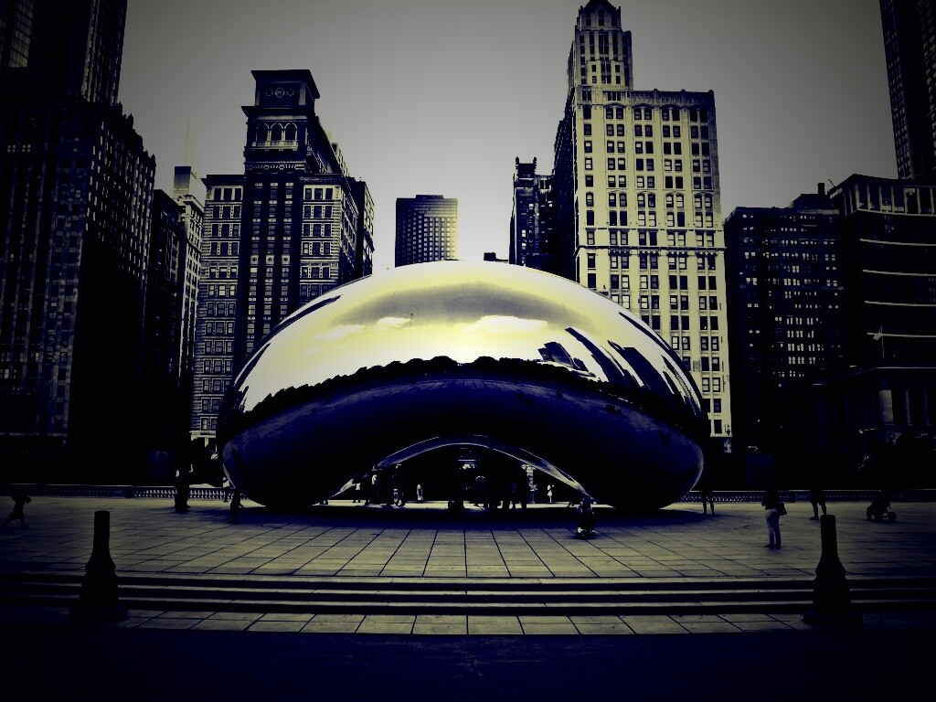 Отражение города в зеркальном монументе обои