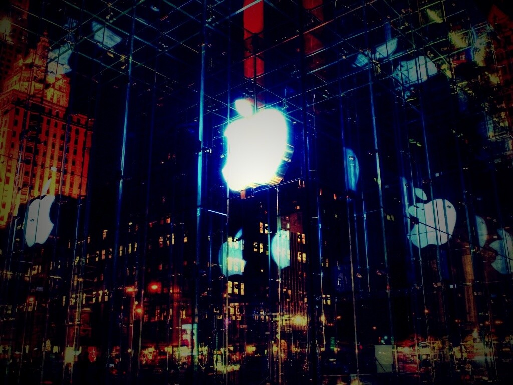Отражение логотипа Apple в стеклянном здании обои
