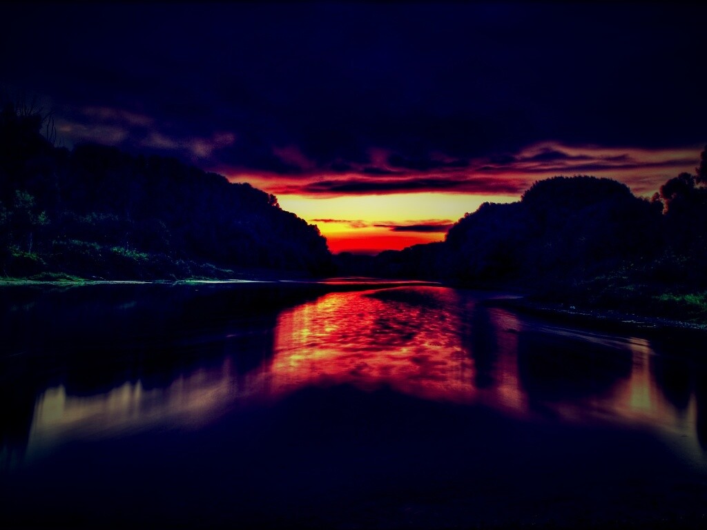 Багровый закат и водная гладь обои