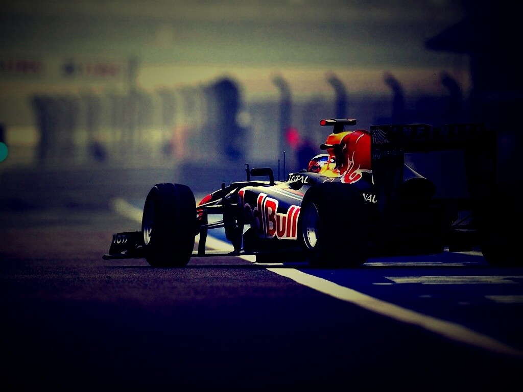 Болид выезжает на трассу обои