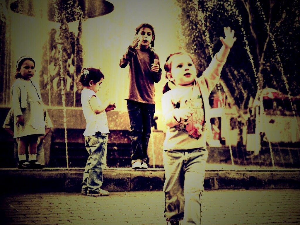 Дети у фонтана обои