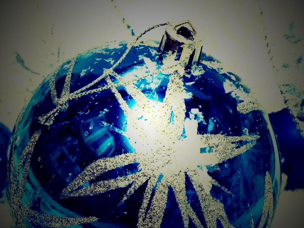 Синий елочный шар обои