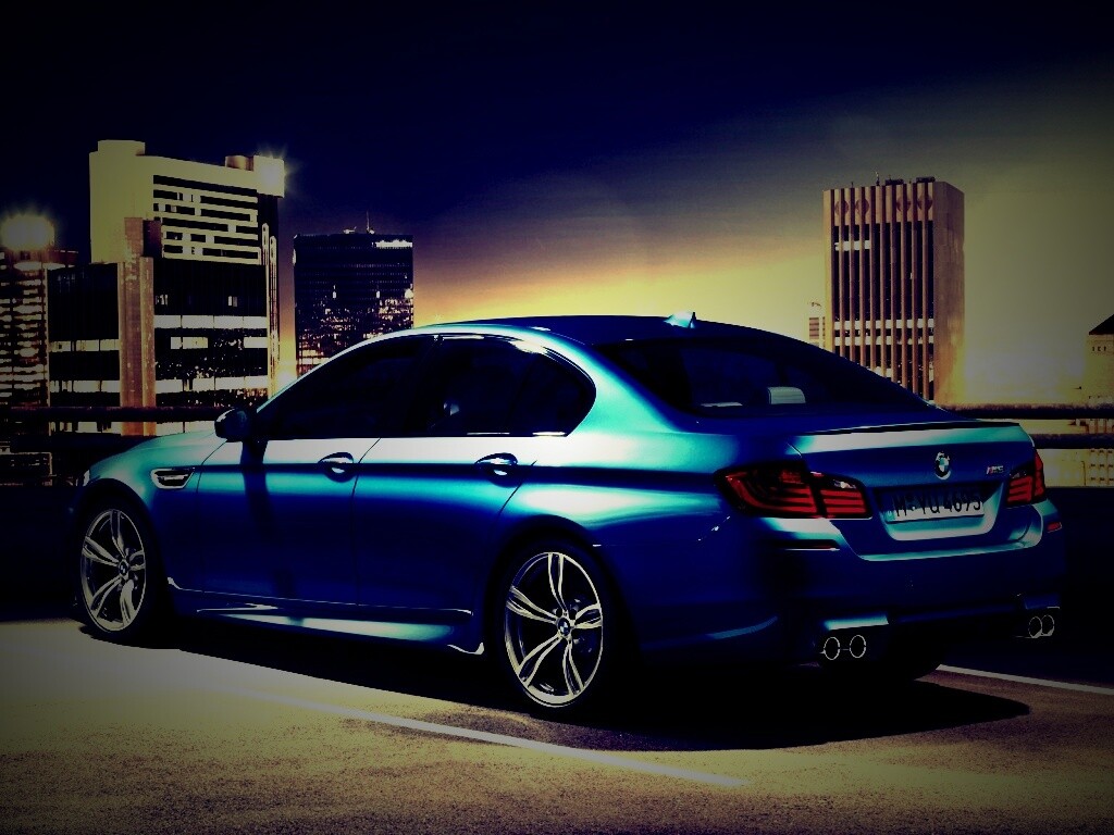 BMW F10 на городской парковке обои