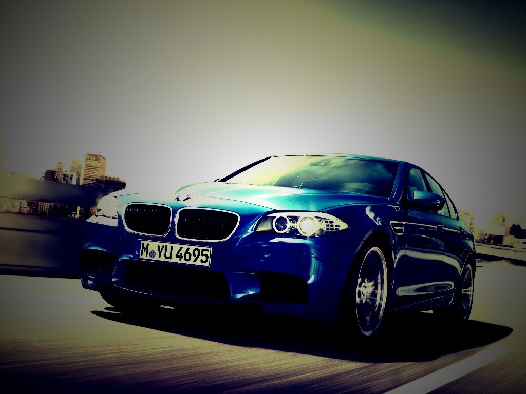 БМВ Ф10 в лучах солнца обои