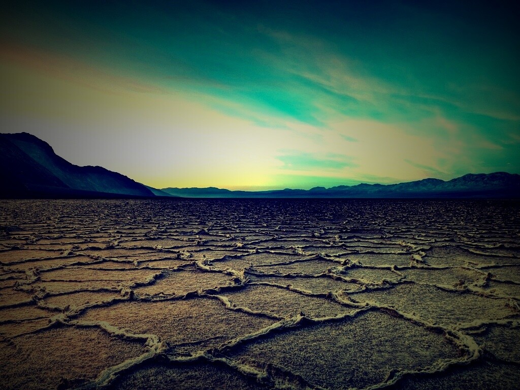 Высохшее пустынное озеро обои