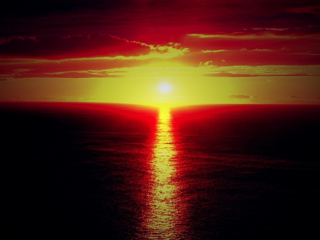 Закат и его отражение в море обои