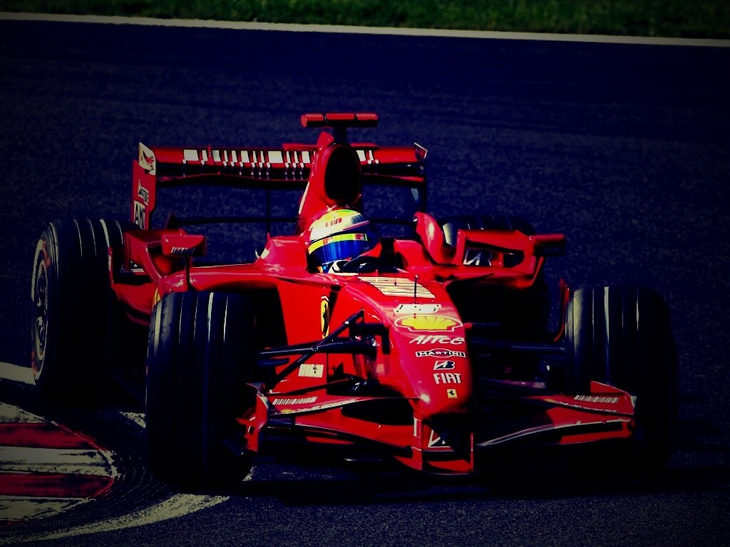 Болид Формула 1 на повороте обои