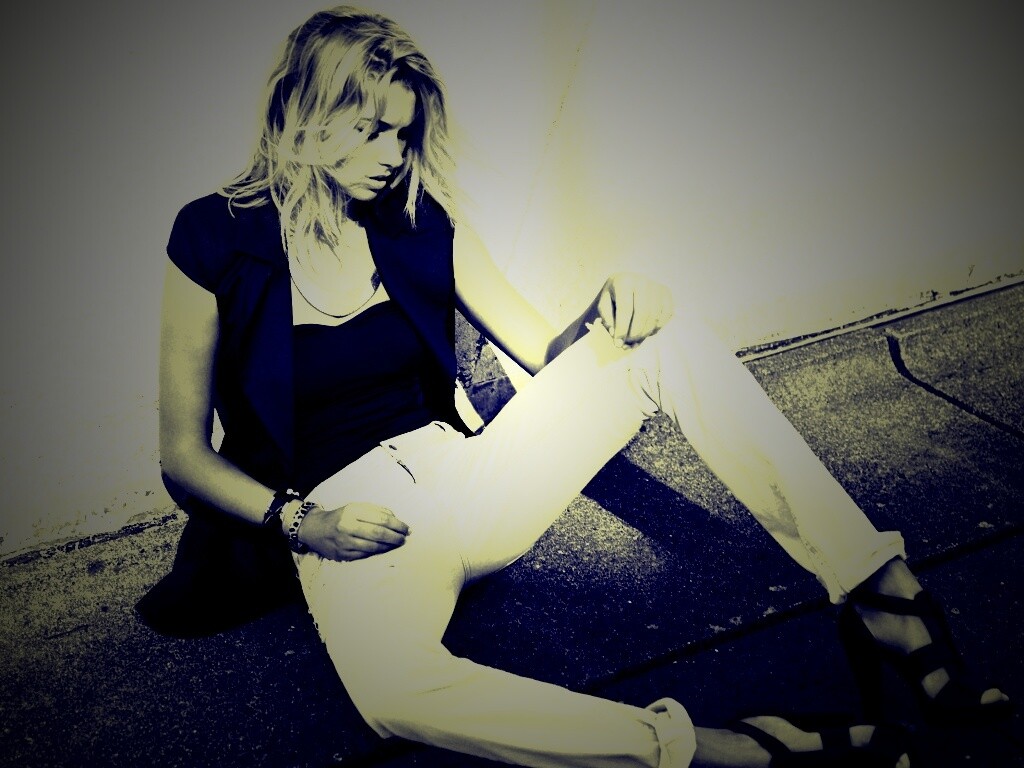 Девушка у стены обои