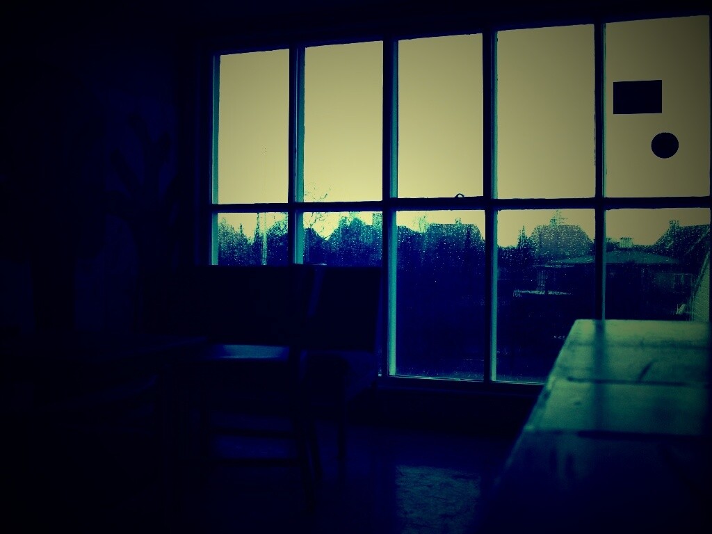 Тёмная комната и дождь за окном обои