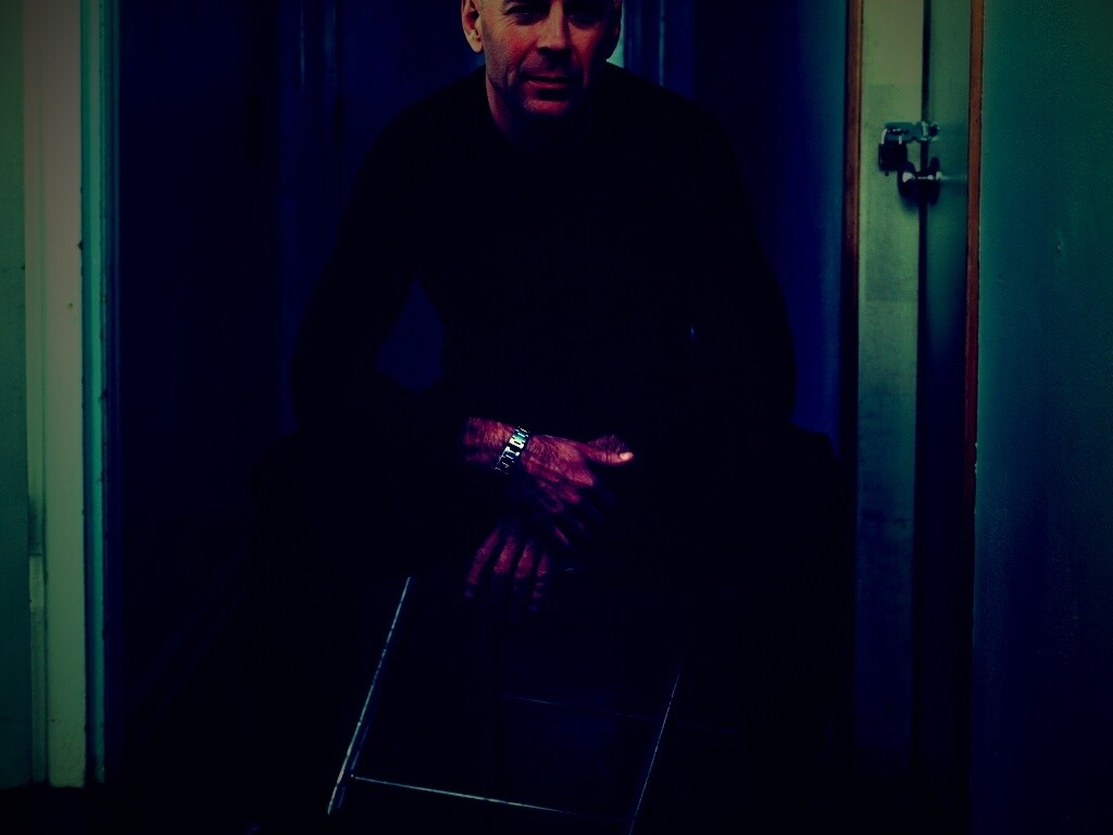 Брюс Уиллис на раскладном стуле обои