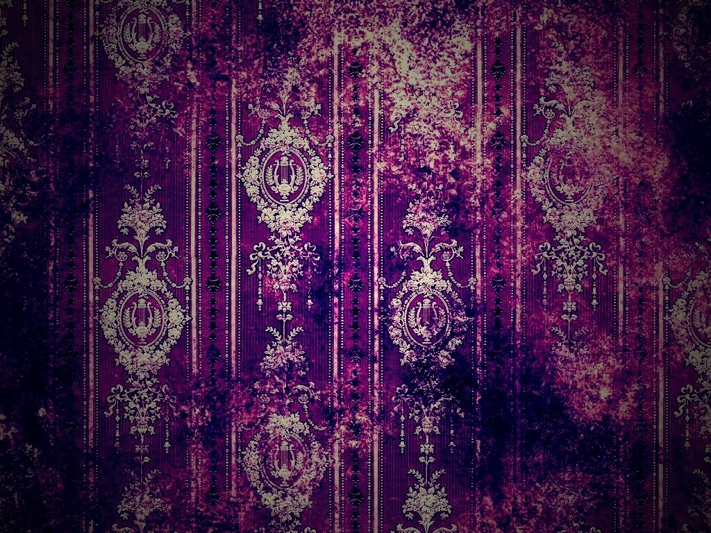 Старинные фиолетовые обои с узорами обои