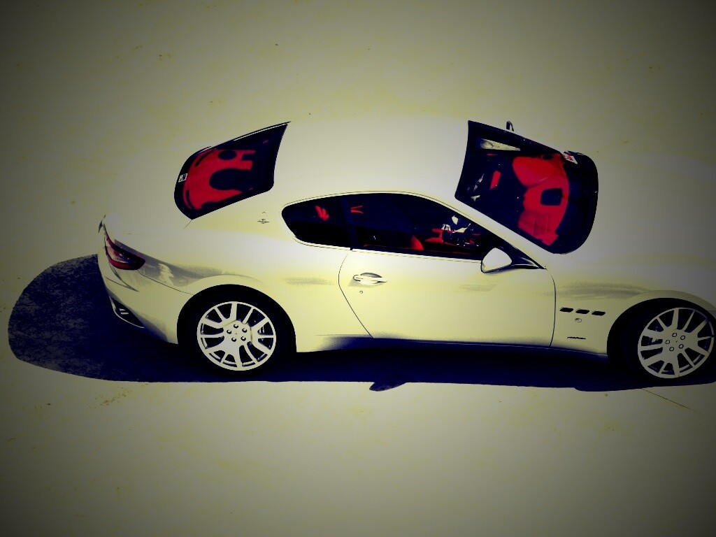 Белая мазерати на солнцепеке обои