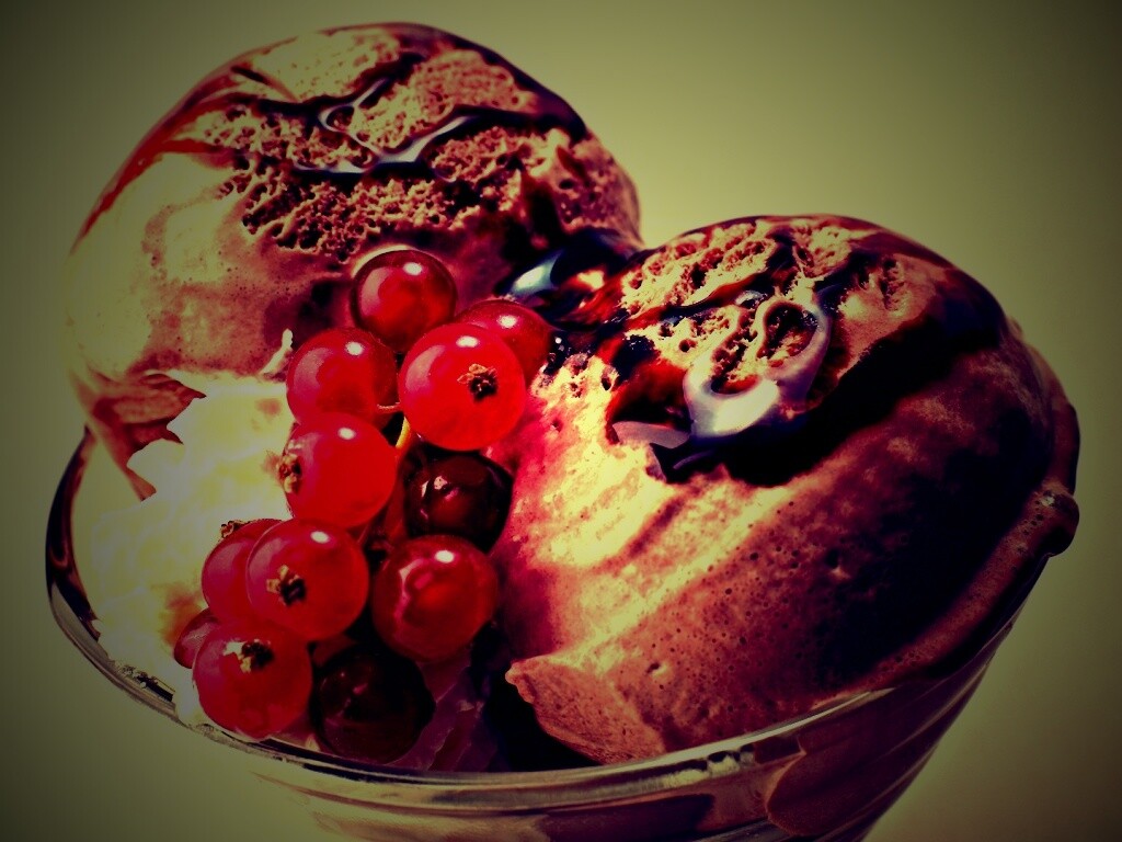 Шоколадное мороженое со смородинкой обои