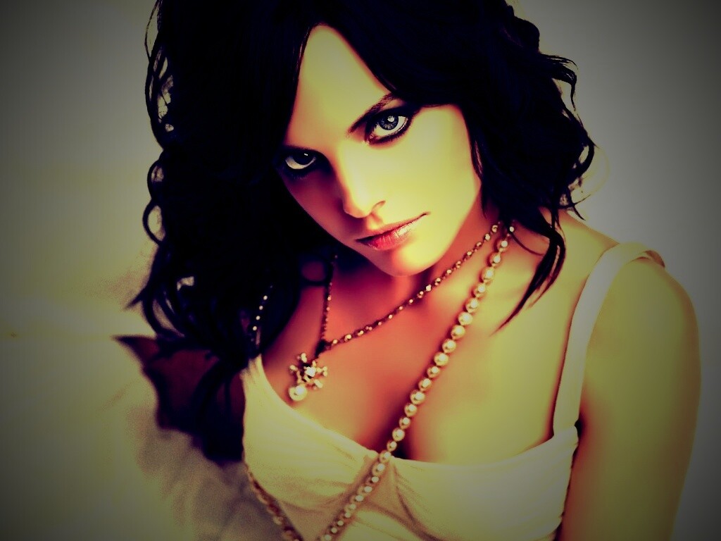 Брюнеточка с желанием в глазах обои