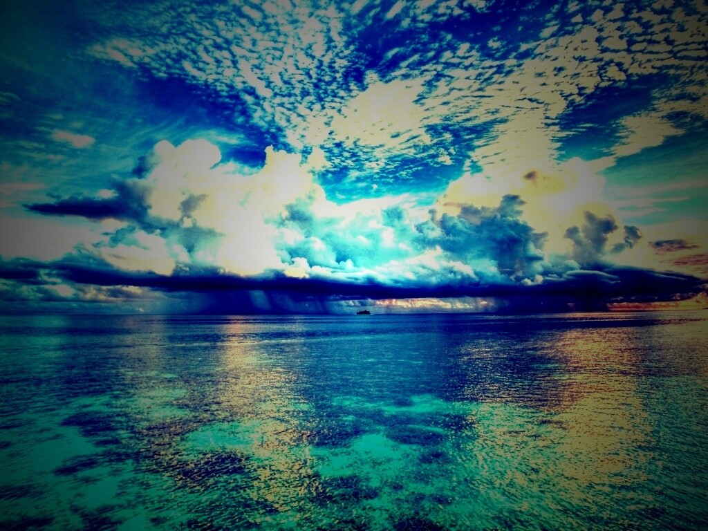 Тучи над морем обои