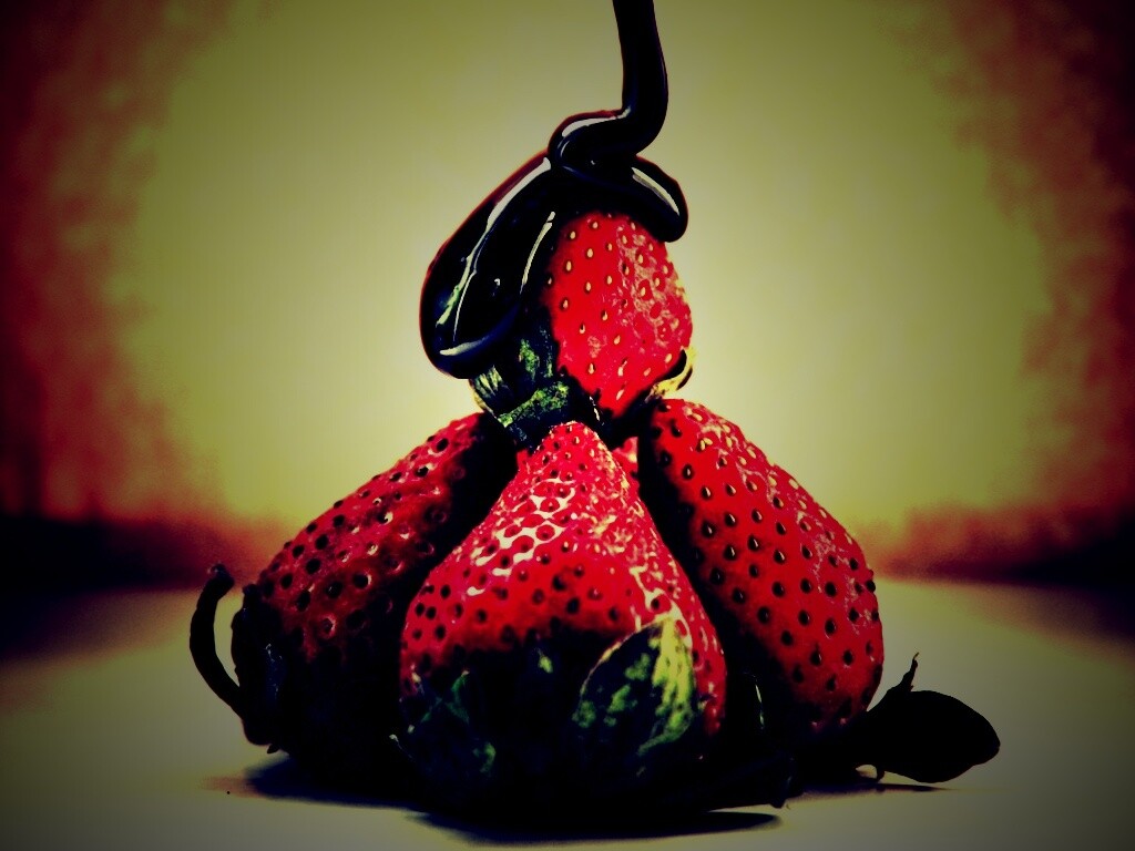 Аппетитная клубничка с шоколадом обои