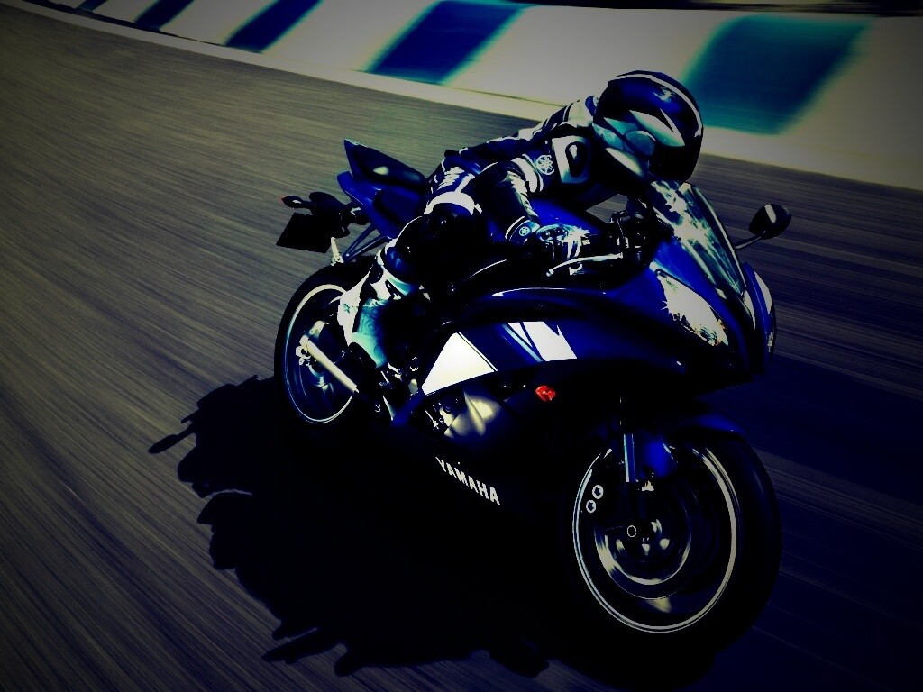 Мотоциклист на трассе обои