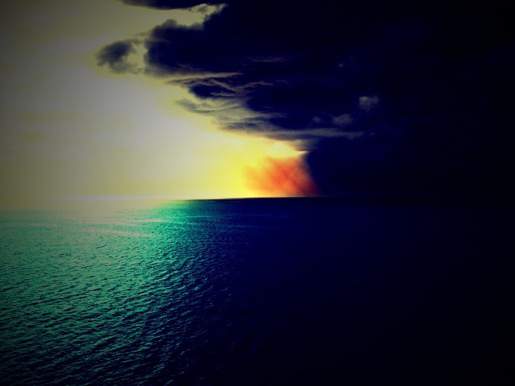 Синее море и грозные тучи обои