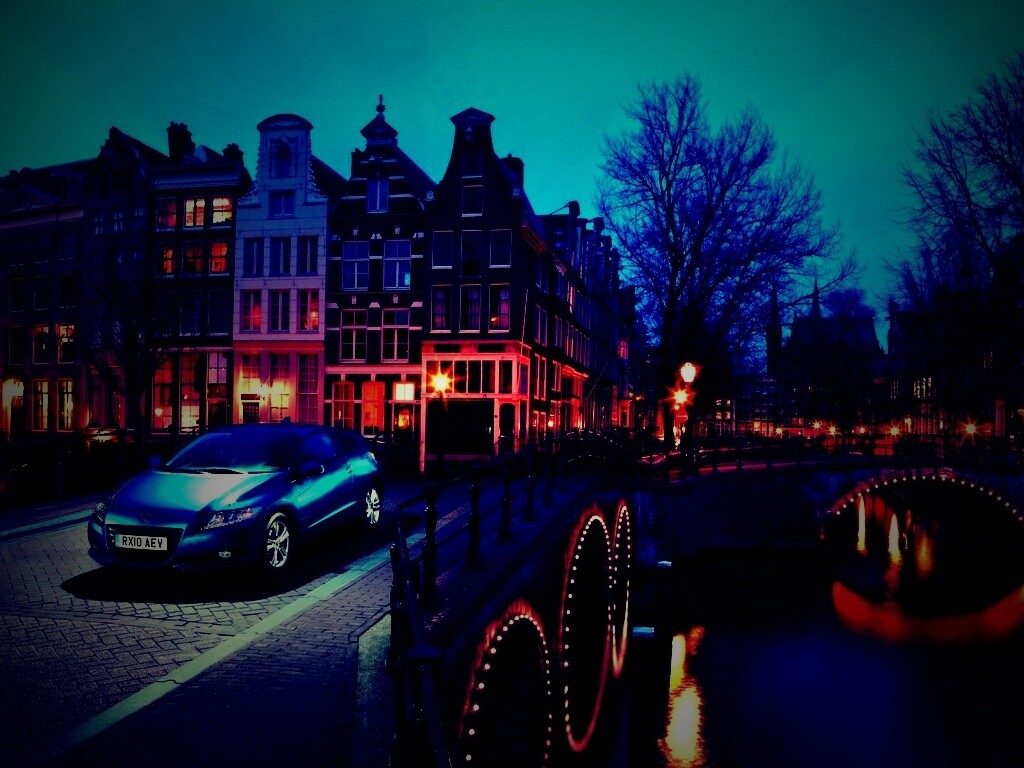 Автомобиль на мосту в свете фонаря обои