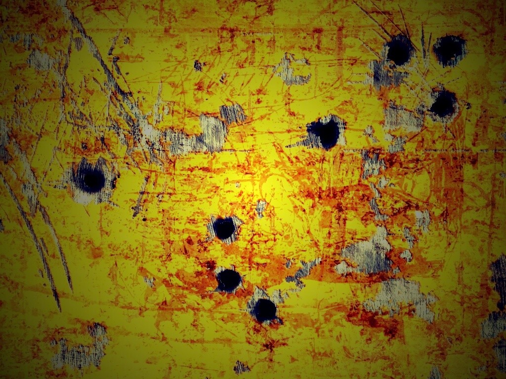 Пулевые отверстия в желтом листе обои