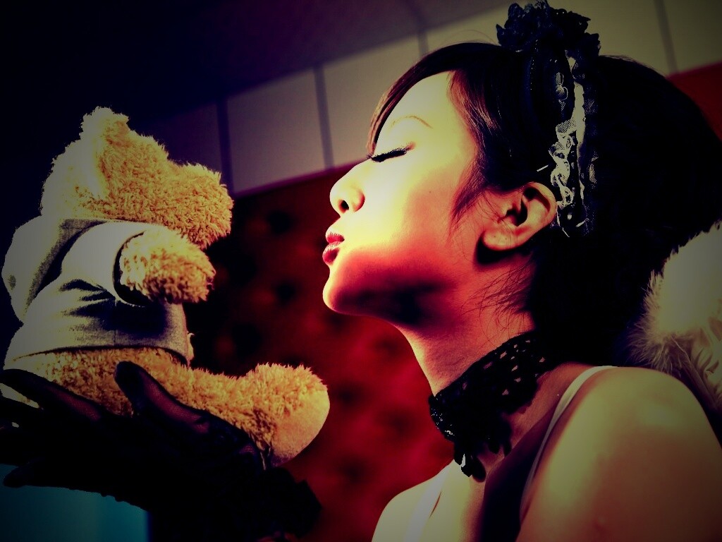 Азиатка любит медвежонка обои