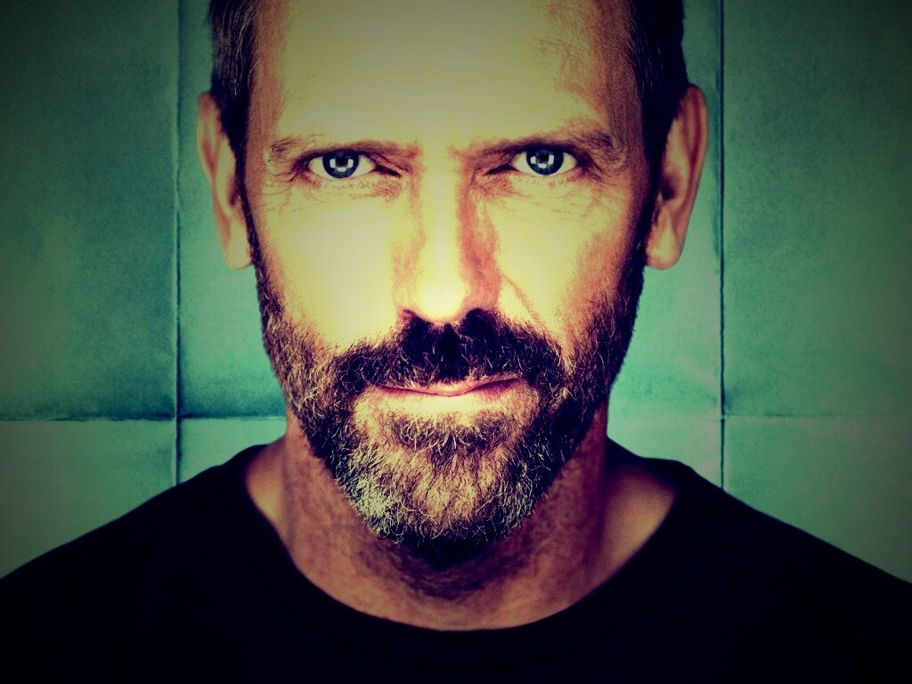 Доктор Хаус в футболке со змеями на трости обои