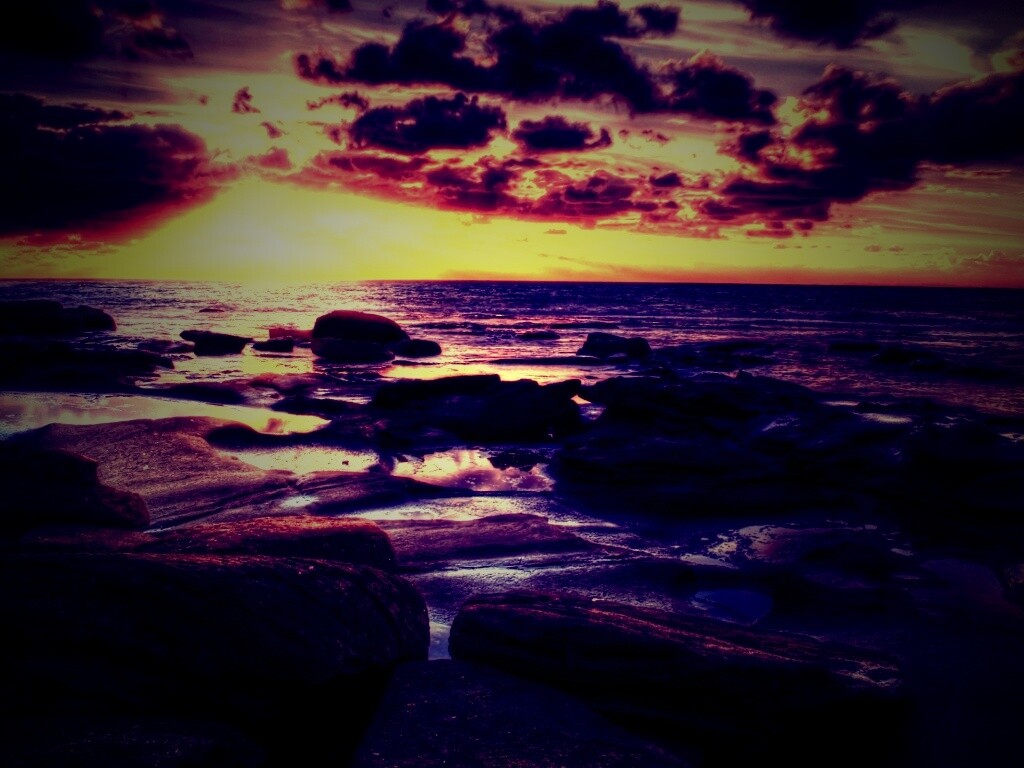 Каменистый берег на закате обои