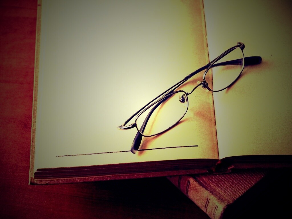 Очки и блокнот обои