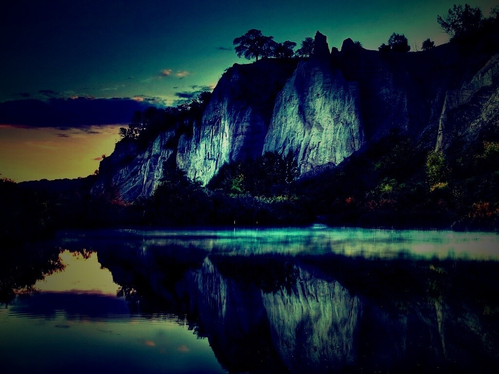 Скалы над озером обои