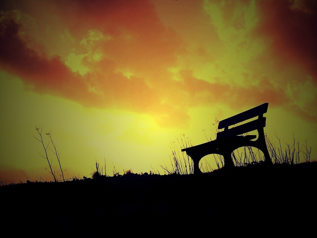 Силуэт скамейки на фоне неба обои