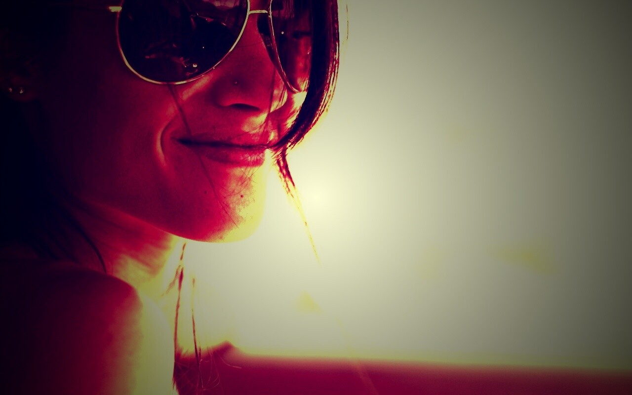 Девушка в очках обои