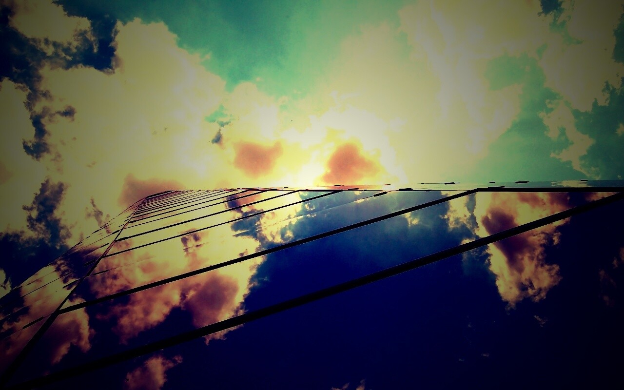 Стеклянный небоскреб уходящий в небо обои