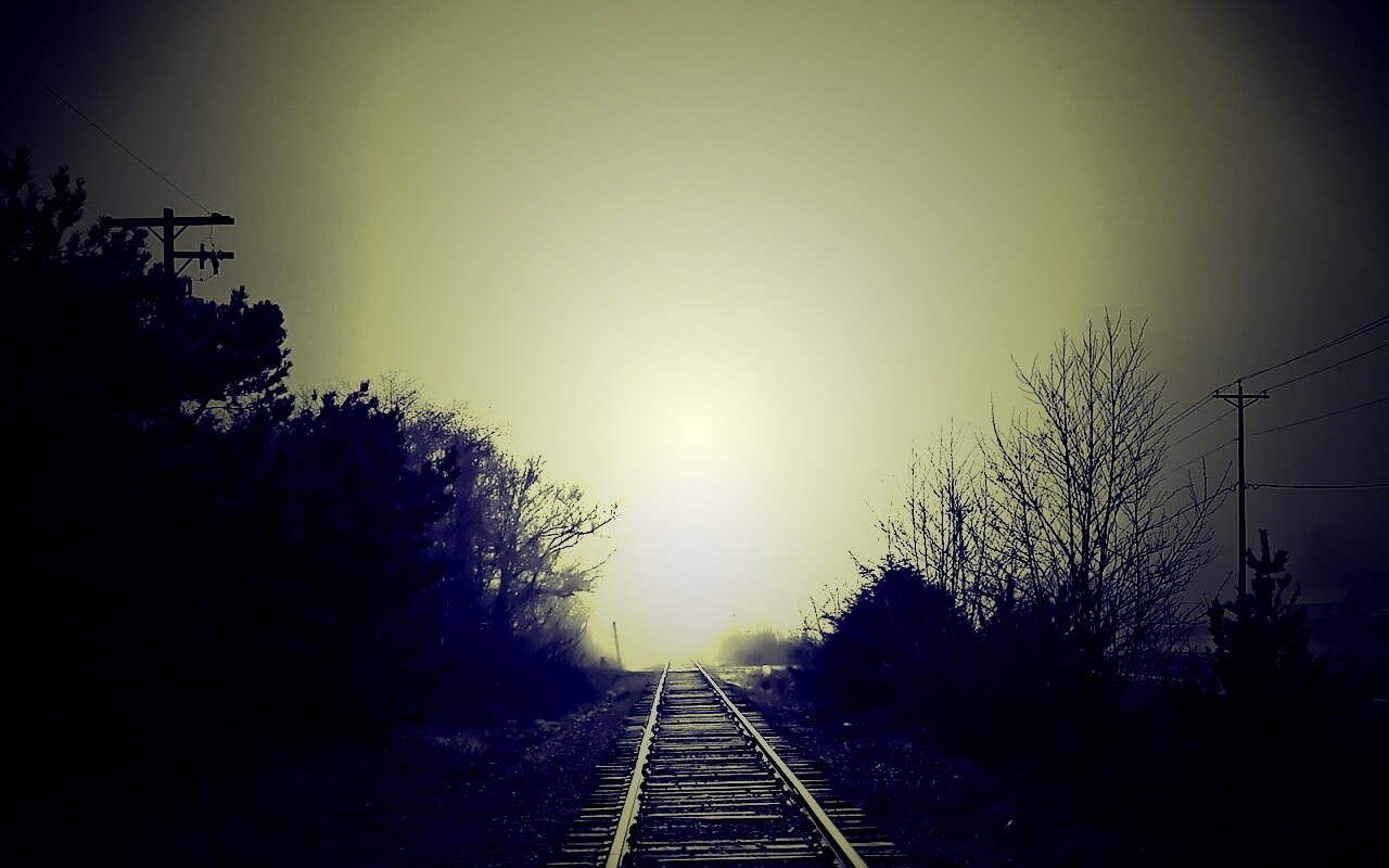 Железная дорога уходит в туман обои