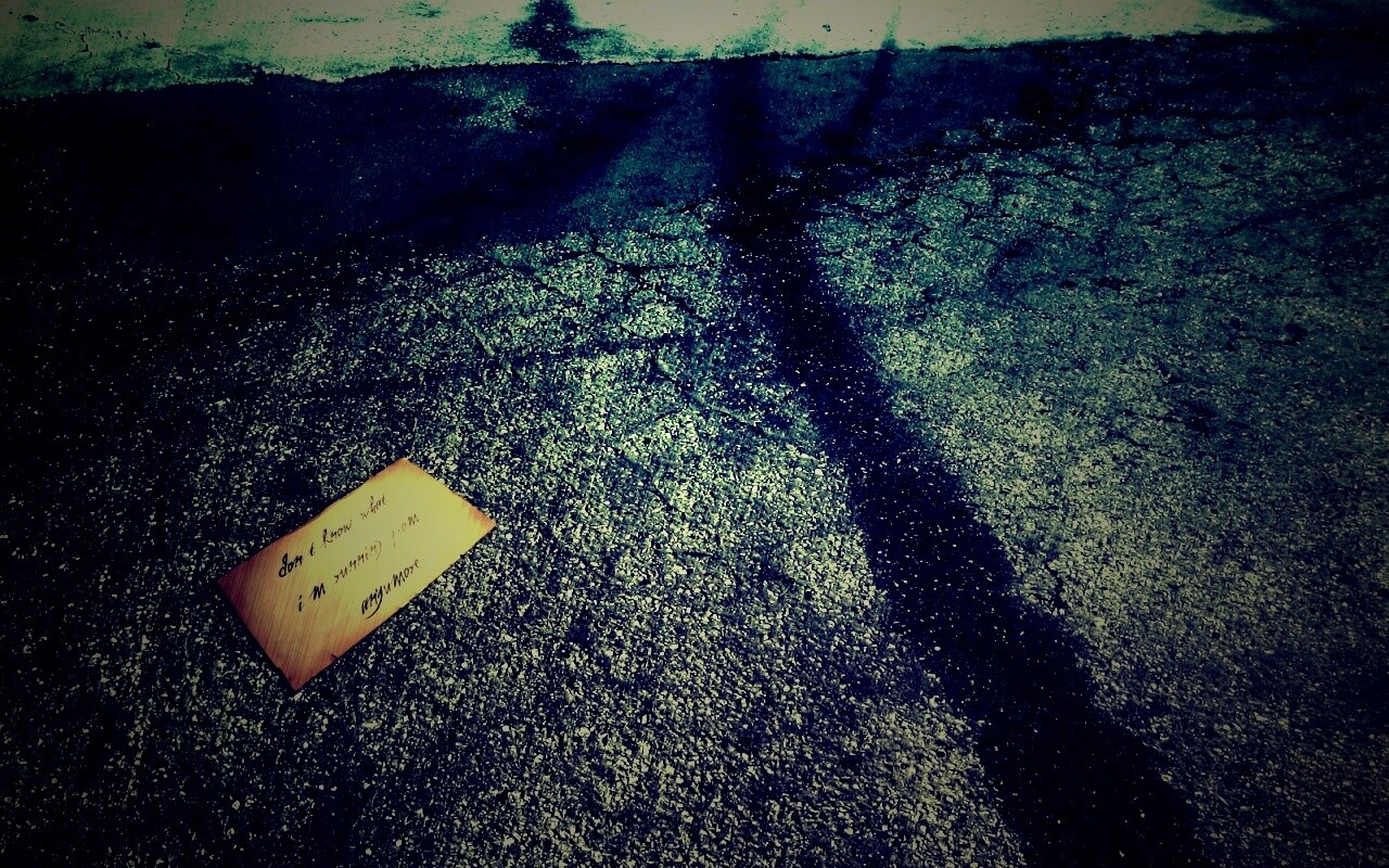 Записка на асфальте обои