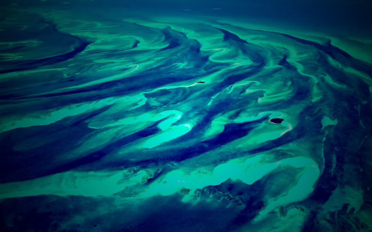 Остров среди лазурных рифов обои