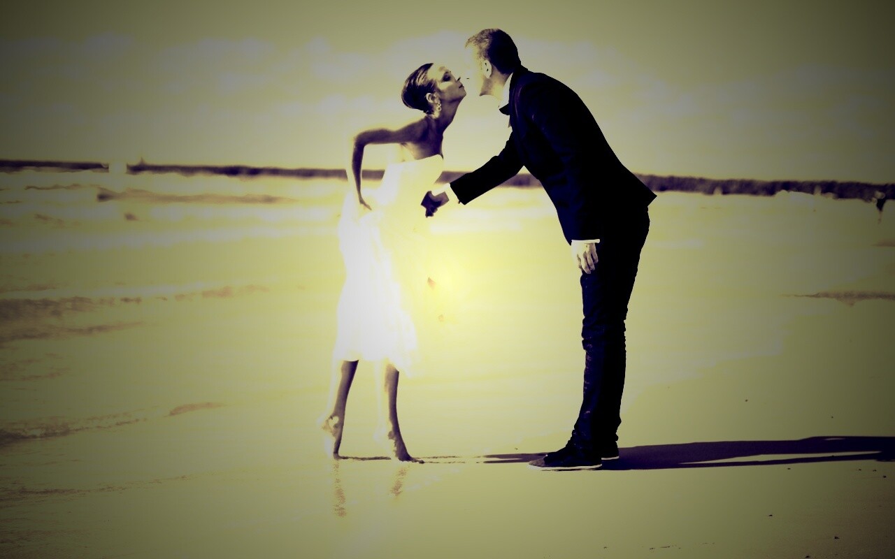 Поцелуй на пляже обои