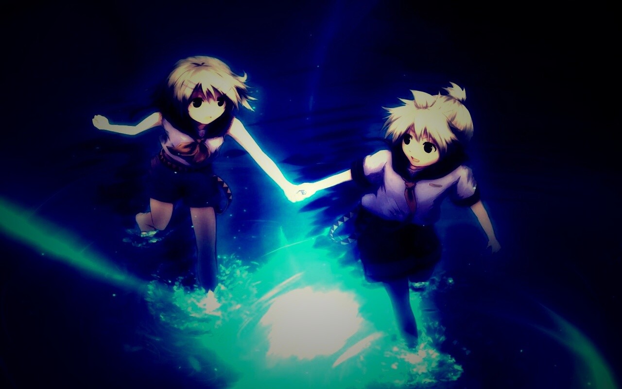 Девочки бегут по воде обои