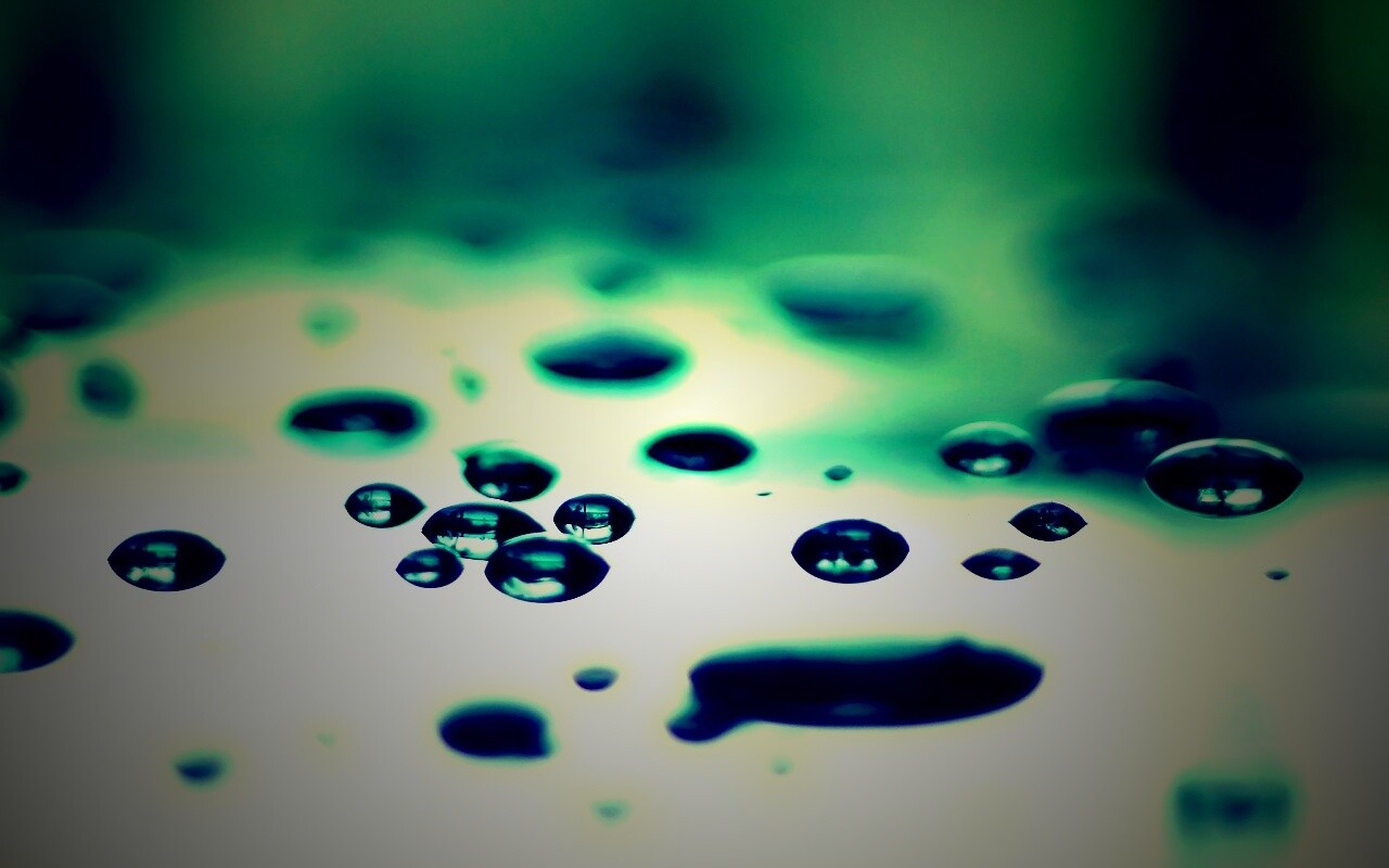 Темные капли на зеркальнйо поверхности обои