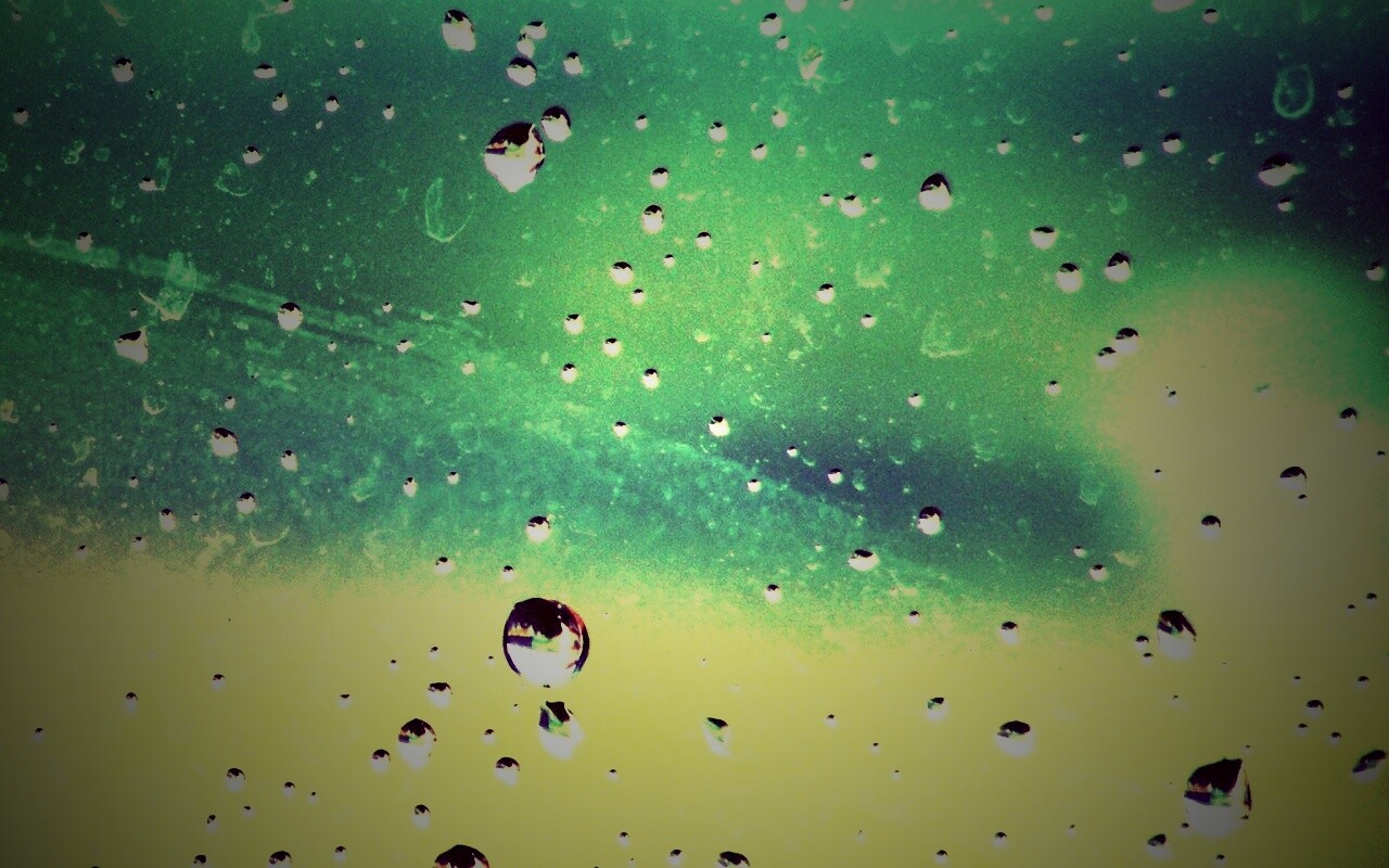 Капли на грязном стекле обои