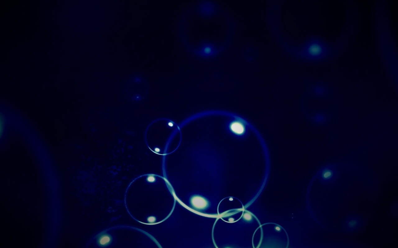 Пузыри в темной воде обои